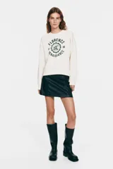Buzo de corte oversized con cuello redondo, mangas largas de hombros caídos y puños acanalados. Presenta un diseño estampado frontal con la inscripción Florence Renaissance y un motivo floral central.