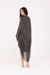 Camisa larga de fit amplio, color gris oscuro con efecto desgastado/lavado, cuello mao y cierre frontal de botones. Presenta mangas largas y un bajo asimétrico con terminación deshilachada.