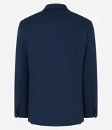 Saco de traje masculino de corte slim, confeccionado en poliviscosa con textura acanalada leve. Presenta cuello con solapa, cierre frontal con botones, mangas largas y bolsillos laterales. Incorpora tecnología performance para mayor respirabilidad y secado rápido.