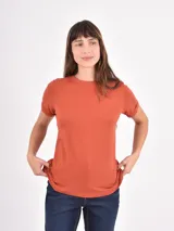 Remera de algodón de corte clásico, con cuello redondo y mangas cortas con dobladillo.