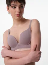 Soutien con copa preformada sin aro, confeccionado en microfibra texturizada color marrón. Presenta breteles ajustables y cierre trasero con broche multiposición.