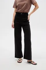 Pantalón jean de corte ancho, tiro alto y diseño recto.