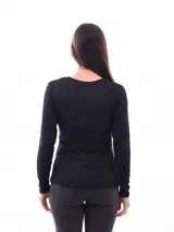 Remera negra de manga larga con cuello redondo y estampado frontal con la frase "Happiness".