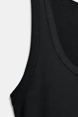 Top negro de corte ajustado (slim fit) con escote redondo y manga sisa.