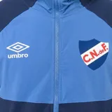 Campera deportiva Umbro del Club Nacional de Football, modelo Summit. Diseño tricolor con capucha, cierre frontal completo y bolsillos laterales con cierre.