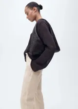 Pantalón de lino color beige, de tiro alto y diseño recto con bolsillos laterales y traseros.
