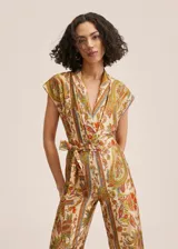 Mono largo con estampado paisley en tonos beige, naranja, verde y celeste. Diseño cruzado con escote en V, mangas cortas y cinturón de lazo.