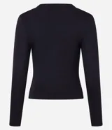 Blusa blanca de rib con cuello redondo y mangas largas.