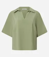 Blusa verde oliva de mangas cortas amplias, confeccionada en viscosa, con cuello y recortes verticales en los laterales.