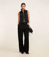 Pantalón de sastrería corte wide leg, color negro, con cintura alta y cinturón de poliuretano incluido con hebilla metálica.