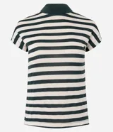 Remera de punto con diseño de rayas horizontales, cuello alto acanalado y mangas cortas sin sisa marcada. Confeccionada en una mezcla de viscosa, poliéster y elastano, presenta una textura suave y estructura ligera.