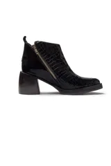 Botines negros de cuero con estampado de cocodrilo, cierre lateral con cremallera y tacón ancho.