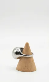 Anillo de acero plateado con diseño abombado y acabado de espejo.