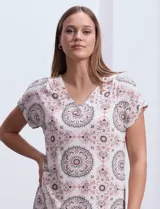 Vestido corto estampado con mandalas, escote en V, manga corta y forro interno.