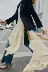 Pañuelo liso color beige, confeccionado en hilatura con viscosa, con acabados deshilachados.