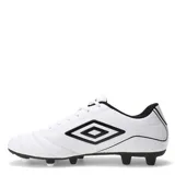 Championes de fútbol Umbro modelo Classico III HG, color negro con detalles en blanco. Diseño con cordones, superficie sintética texturizada y suela con tapones para césped.