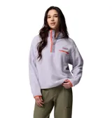 Buzo de polar tipo sherpa color lila, con cuello alto y cierre frontal parcial con botones a presión. Presenta detalles en color naranja en los bordes, puños y bolsillo frontal con cierre en el pecho. Incluye logo de la marca bordado.