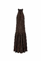 Vestido largo marrón de crepe texturizado, con cuello halter fruncido, diseño holgado y falda larga con vuelo.