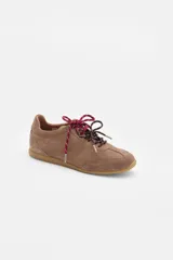 Zapatilla de cuero marrón con paneles de gamuza y cuero liso, suela de goma color caramelo y cordones bicolores en rosa y blanco.