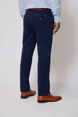 Pantalón de vestir color beige, confeccionado en algodón con spandex. Corte recto, con bolsillos laterales y traseros. Se ajusta a la cintura con cinturón de cuero trenzado en tonos azul y beige.