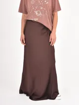 Falda larga de corte recto y caída fluida, confeccionada en tela satinada color chocolate.
