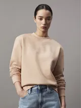 Buzo de tejido de punto color beige claro, con cuello redondo y puños y dobladillo acanalados. Presenta un texto en relieve sutil en el pecho que dice "established nineteen seventy eight".