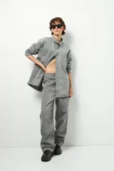 Pantalón de jean azul claro, de corte oversized y tiro bajo, con bolsillos traseros grandes.