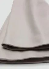 Guantes largos de cuero de piel ovino en color gris claro, con forro interior de poliéster.