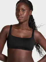 Bralette negro de escote cuadrado y tirantes anchos, confeccionado en tela scuba suave y elástica.