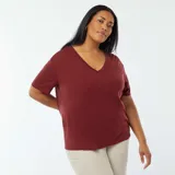 Remera color ladrillo con cuello en V y mangas cortas.