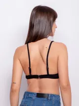 Top de bikini color naranja, de triángulos fijos con breteles finos regulables, textura diferenciada, forro interior y copas desmontables.