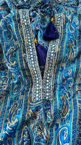 Vestido maxi azul con estampado paisley, escote halter pronunciado y corte relajado con falda larga de paneles.