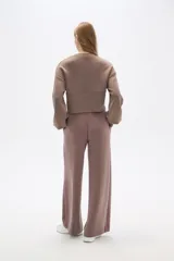 Buzo negro de corte cropped, con cuello redondo y mangas largas abullonadas.