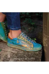 Championes de cuero de la marca Carolina De Cunto, modelo Sneakers Dasha Blue. Presentan un diseño artesanal con arte pintado a mano en tonos azul, verde y dorado, cordones claros y suela de goma.