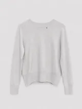 Suéter de tejido fino en color gris melange, con cuello redondo a la base y mangas largas. Presenta un diseño básico y versátil con puños y ruedo acanalados.