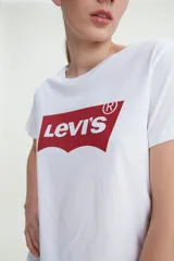 Remera blanca de algodón con logo rojo de Levi's estampado en el pecho.