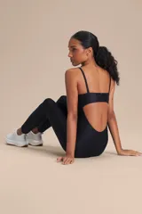 Jumpsuit largo de diseño ajustado con escote cuadrado y breteles finos. Confeccionado en tejido con tecnología adaptativa, presenta una textura satinada y acabado liso que proporciona compresión media y realza la silueta.