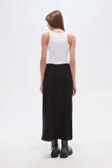 Falda larga negra de viscosa, con corte evasé y una abertura lateral.