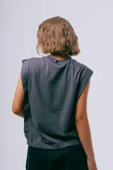 Musculosa de algodón orgánico color gris oscuro, con diseño sin mangas de hombros marcados y pequeño bordado en el pecho.