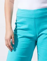 Bermuda color beige de gabardina elastizada, marca Zac & Rachel. Pretina ancha elastizada.