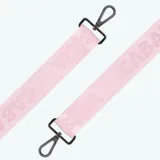 Bolso bandolera vegano color rosa, con correa de hombro desmontable y logo de la marca en etiqueta de cuero. Fabricado con tejido repelente al agua y abertura gran angular.