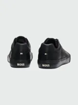 Zapatillas Boss modelo Aiden Tenn de cuero granulado en color negro, con diseño de perfil bajo, cierre de cordones y suela de goma texturizada.