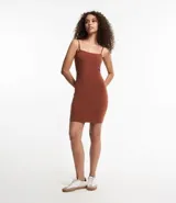 Vestido corto color rosado, de escote recto, con breteles finos y confeccionado en algodón con elastano.