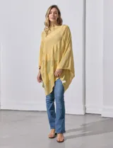 Poncho de tejido calado con acabado brillante, diseño asimétrico y cuello redondo.