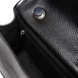 Bandolera de mano y hombro marca XL, confeccionada en material símil cuero con textura granulada. Presenta un diseño estructurado con solapa frontal, cierre metálico giratorio y logo de la marca en aplique plateado.