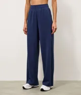 Pantalón deportivo de modal color azul marino, de corte ancho y relajado, con cintura elástica y bolsillos laterales.
