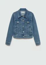 Chaqueta vaquera de corte ajustado y diseño corto, confeccionada en tejido de algodón estilo denim. Cuenta con cuello camisero de solapa, cierre frontal de botones metálicos, bolsillos de parche con solapa en el pecho y manga larga con puños abotonados.