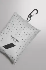 Funda de mochila gris confeccionada en tejido técnico, ajustable al tamaño de la mochila. Tiene dos ganchos para sujetar a la mochila y detalle de logo estampado. Es plegable tamaño bolsillo.