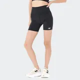 Short deportivo de tiro alto, color negro, ajustado al cuerpo y de largo medio (aproximadamente 15 cm de tiro interno), con logo New Balance en la pierna izquierda.