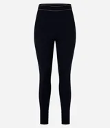 Calza deportiva negra con cintura elástica y una línea blanca vertical a lo largo de la pierna.